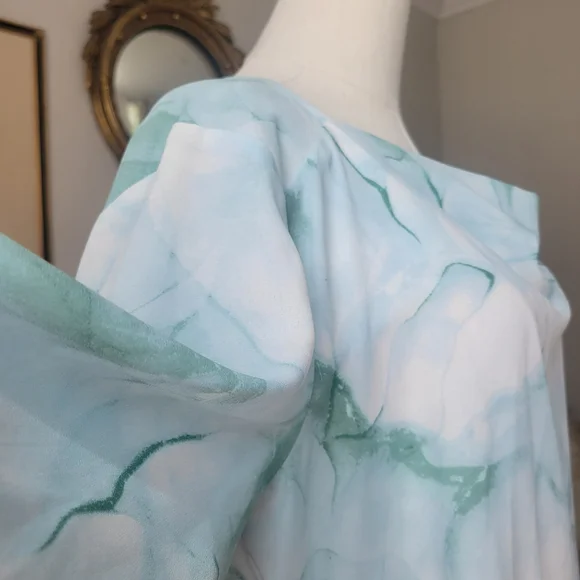 Beautiful Calvin Klein Blouse - Picture 3 of 8